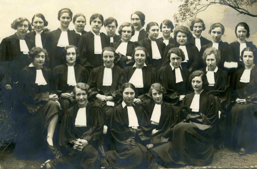 Op 7 april 1922 krijgen Belgische vrouwen toegang tot de advocatuur. Tien jaar later, in 1932, vieren de eerste vrouwelijke advocaten deze mijlpaal samen. Stella Wolff is de eerste persoon op de middelste rij (van links naar rechts). Foto: AVG - CARHIF
