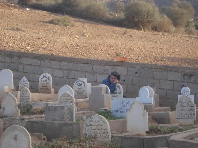 Habiba aan het graf van haar vader.