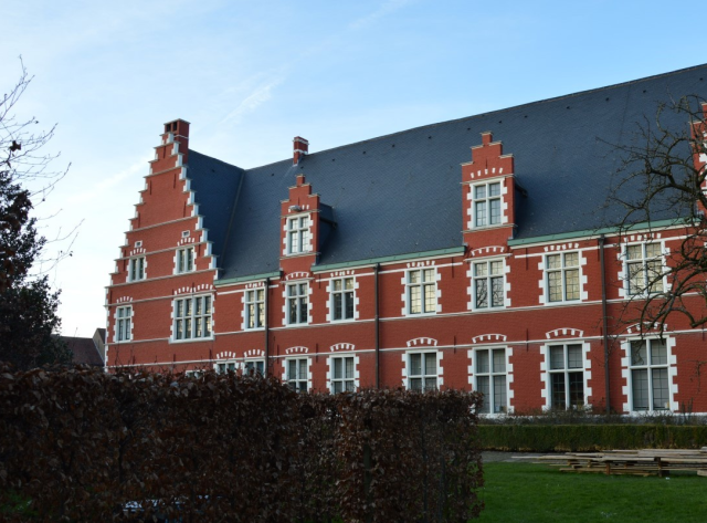 Een foto van de recent gerenoveerde abdij op de site van de Rijke Gasthuisleprozerie