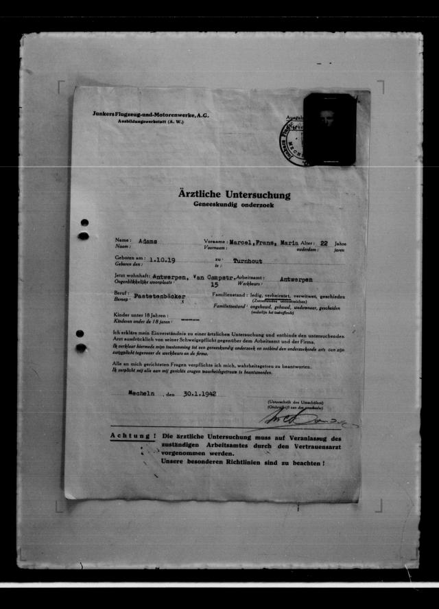 Een document betreffende het geneeskundige onderzoek van de uit Turnhout afkomstige Marcel Frans Maria Adams, die als dwangarbeider werkzaam was in de fabriek van Junkers Flugzeug- und Motorenwerke AG.