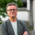 Henk kijkt recht in de camera.