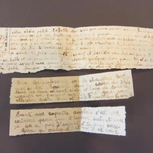 Foto van drie clandestiene briefjes.