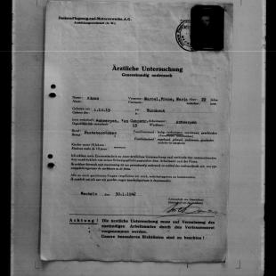 Een document betreffende het geneeskundige onderzoek van de uit Turnhout afkomstige Marcel Frans Maria Adams, die als dwangarbeider werkzaam was in de fabriek van Junkers Flugzeug- und Motorenwerke AG.