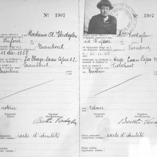 De vrijgeleide van mevrouw A. Versteylen-Dufour, die te Den Haag verbleef en zich terug naar haar geboorteplaats Turnhout mocht begeven.