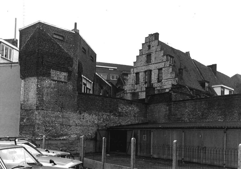 Oude foto van de muur van de brouwerij van de Rijke Gasthuisleprozerie, daterend uit de 16de eeuw, gefotografeerd in de jaren 70