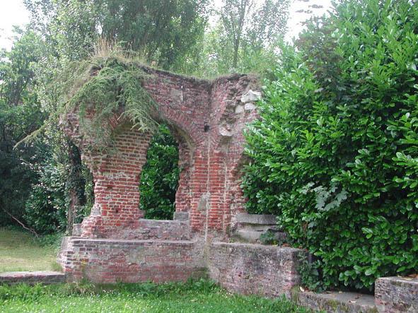 Foto van een afbrokkelende muur; het enige wat overblijft van de Magdalenakapel.